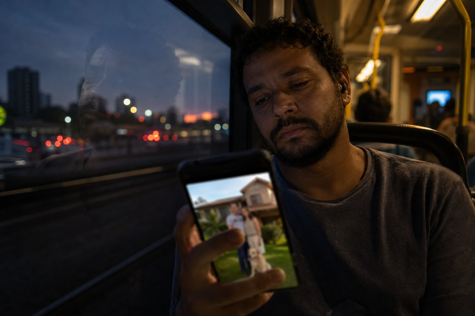 Celular, reflexo e vida alheia
