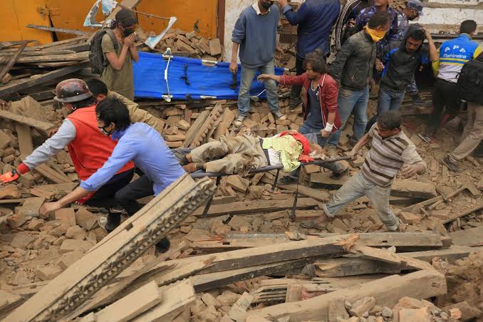 Resgate de vítimas entre os escombros no Nepal